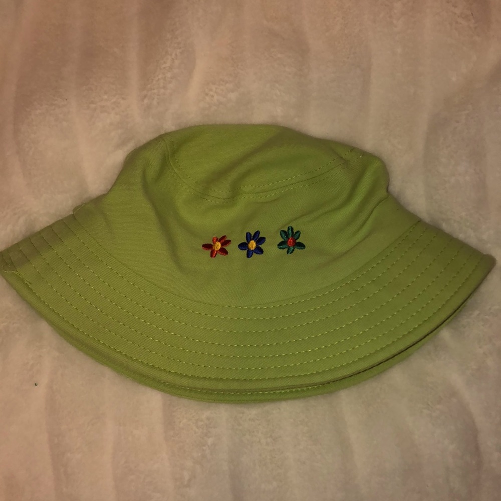 Tri-flower green bucket hat
